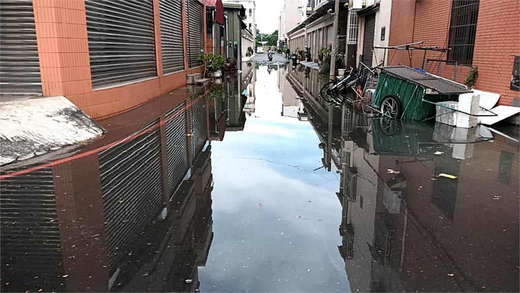 圖多／年度天文大潮發威！　屏東東港「海水漫街頭」畫面曝光