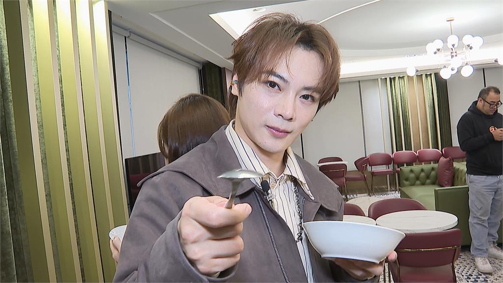 歌手古曜威攜手韓啦啦隊女神　搓湯圓過元宵　金娜妍聽到「這寓意」眼睛亮了！