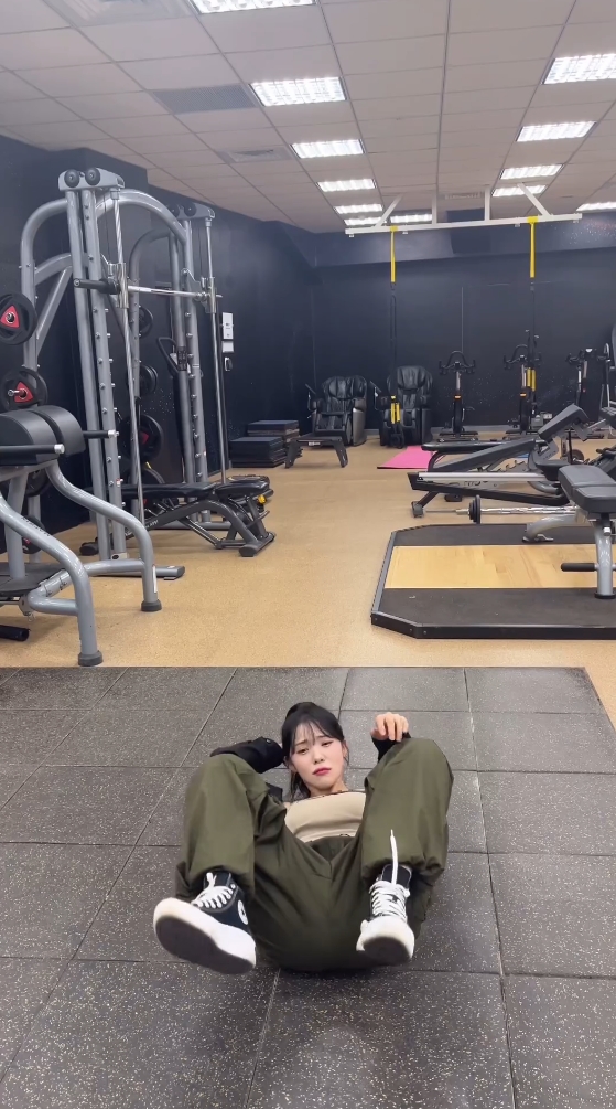 李多慧「原地下腰」秒變大法師!超難動作「練到撞頭」嘟嘴無辜表情流出