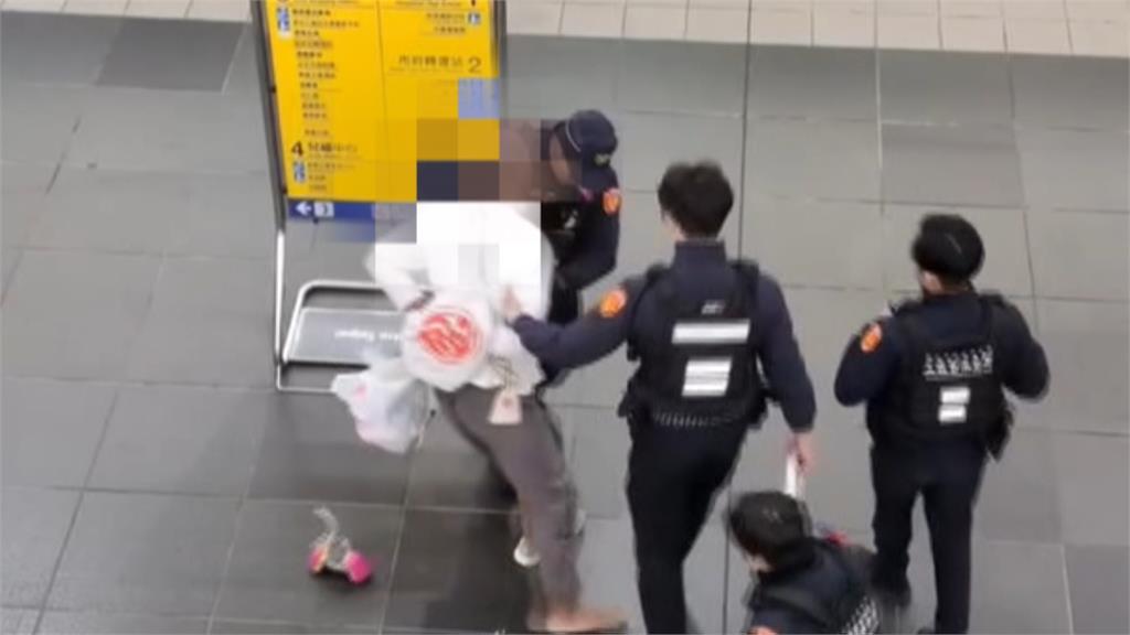 捷運市府站與街友衝突! 酒醉洋男自稱YouTuber推警遭壓制