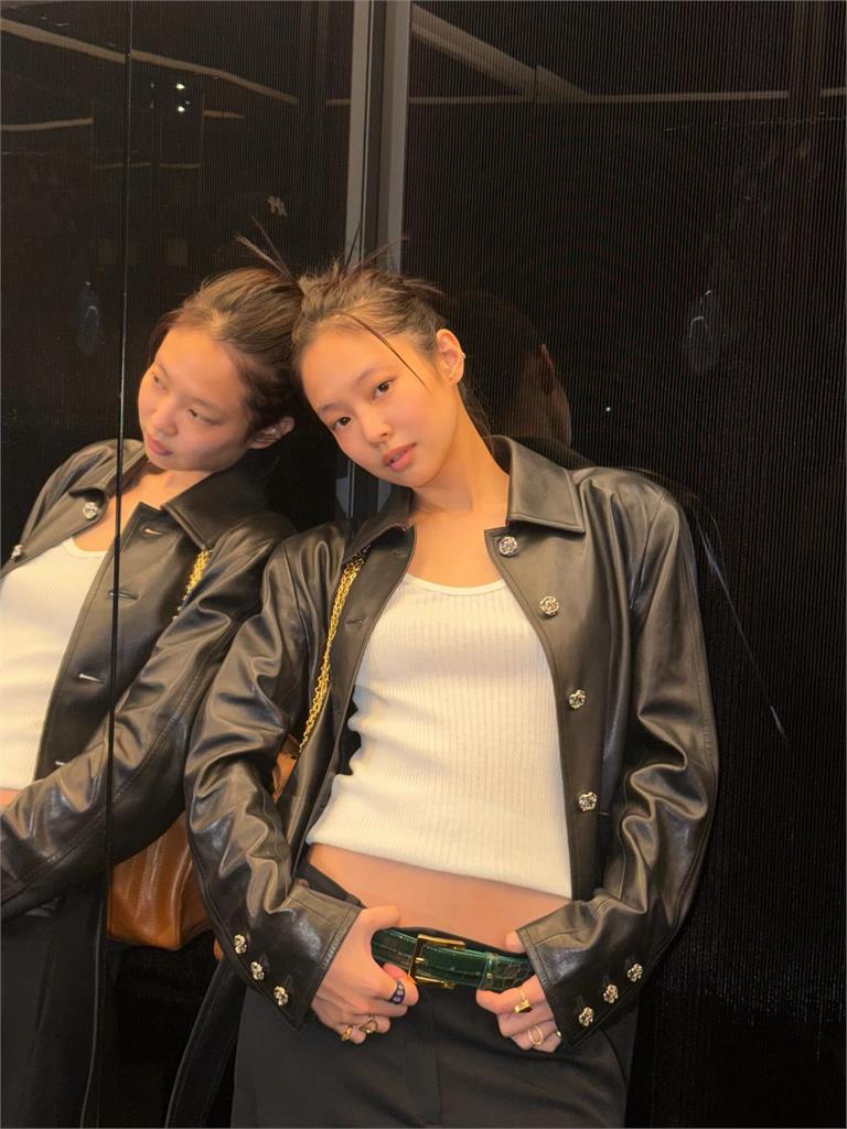 Jennie素顏疑忘記P圖!倒影竟「判若兩人」畫面曝…網酸爆:鏡子裡面是什麼