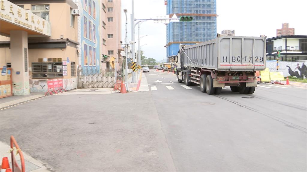 士北科2校周邊十處工地 學生通學行走飽受困擾 還有施工噪音影響上課