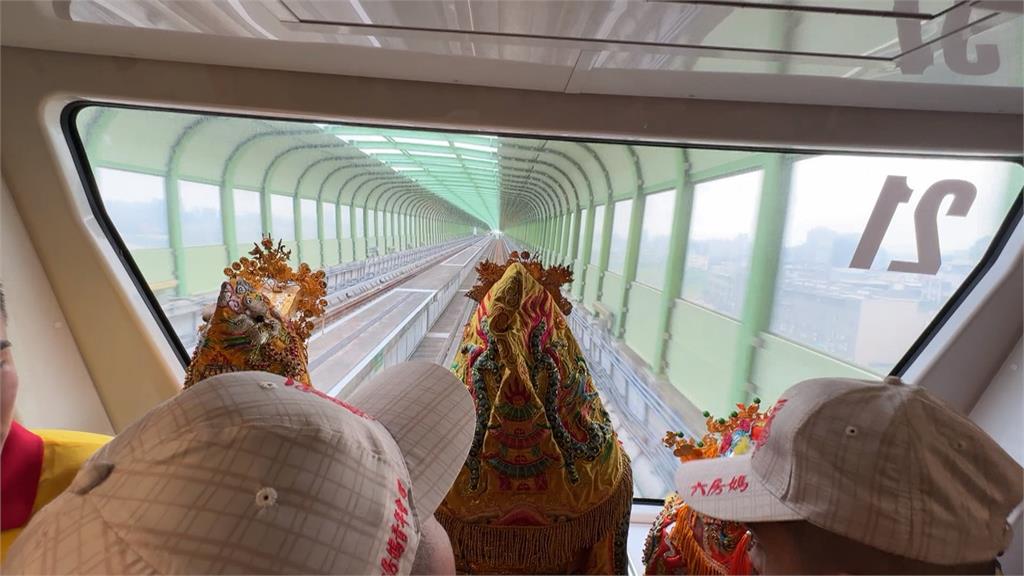 台中「捷運媽」出巡　坐鎮首節車廂帶領列車前行