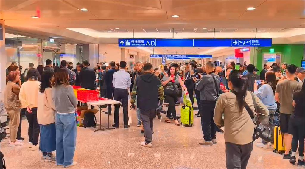 回家! 杜拜泳池直擊砲火導彈 首班阿聯酋返台航班落地爆掌聲