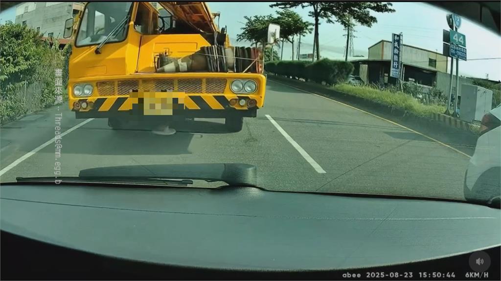 驚悚一瞬! 大型吊車直撞前方轎車 吊臂差一點插進車內