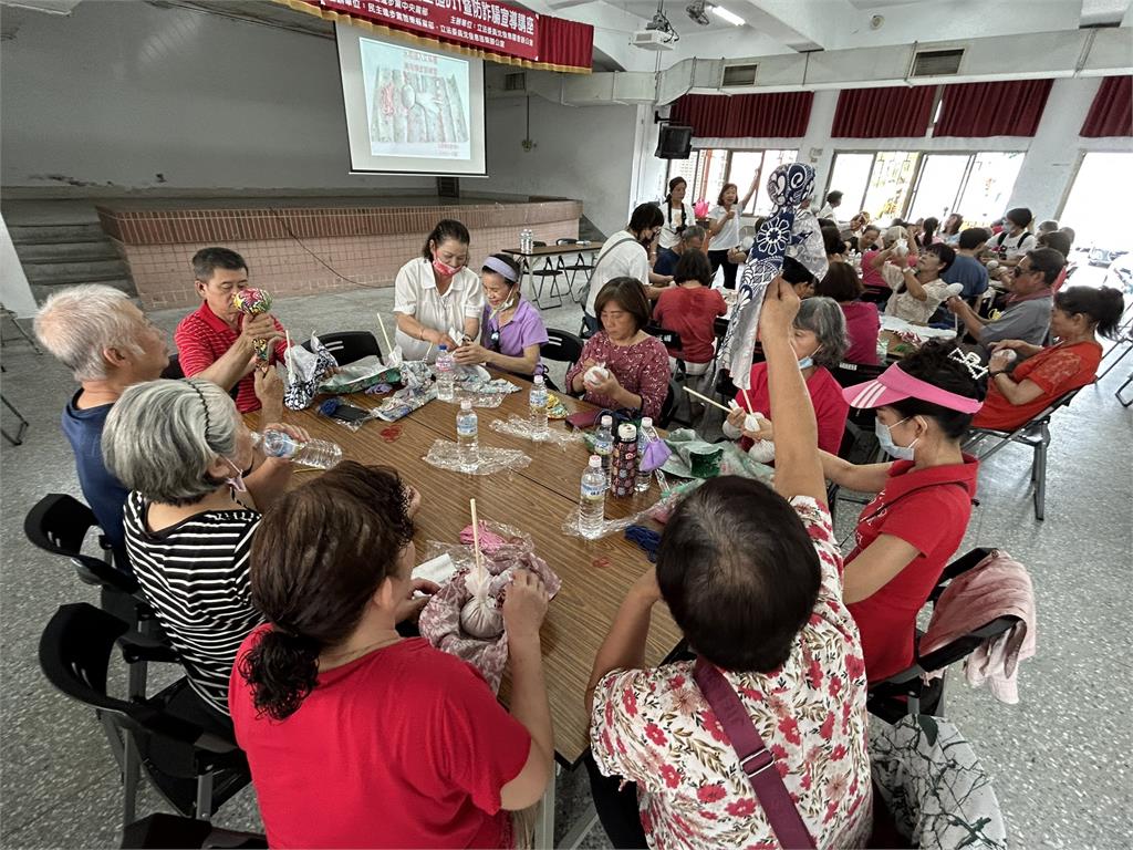 快新聞/推廣艾草按摩同步宣導反詐 沈發惠深入基層傾聽民瘼