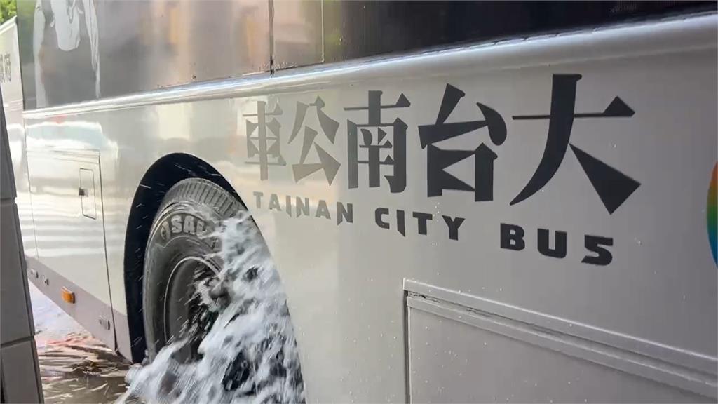 快新聞／台南公車撞進民宅！　車頭破牆、消防栓漏水