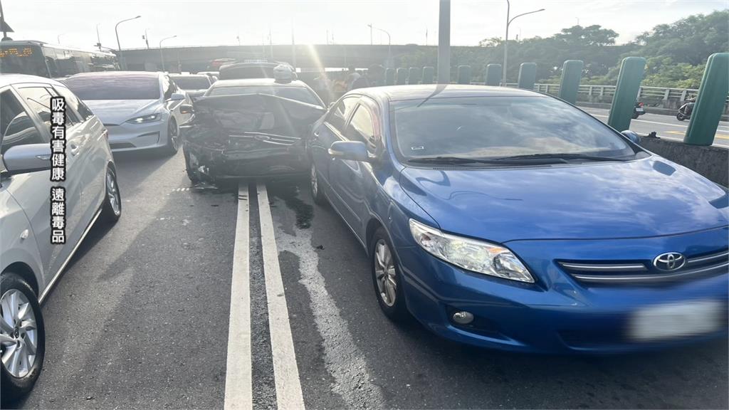 男子毒駕自撞忠孝橋護欄 3車遭波及!起獲喪屍煙彈、FM2
