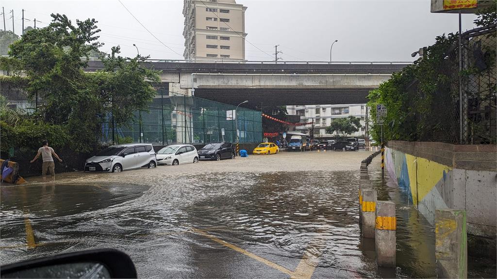 快新聞／午後豪大雨狂炸20縣市　新北土城、新店、中和嚴重積水