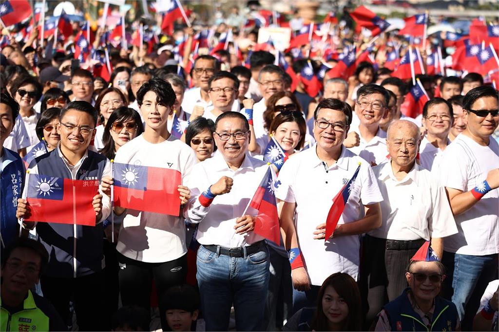 快新聞/雙十國慶!同台林郁婷領唱國歌 侯友宜:一起好好建設偉大的新北