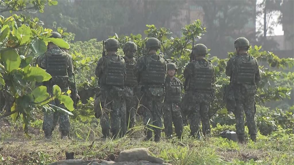 陸軍117旅高雄鳳岫海灘練兵　驗證灘岸對海輕兵器射擊