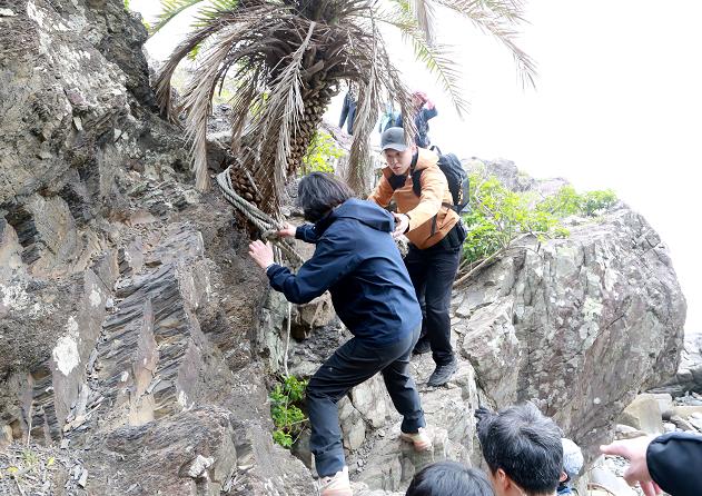 蔡英文登山爬阿塱壹古道 席地處被稱為「總統石」