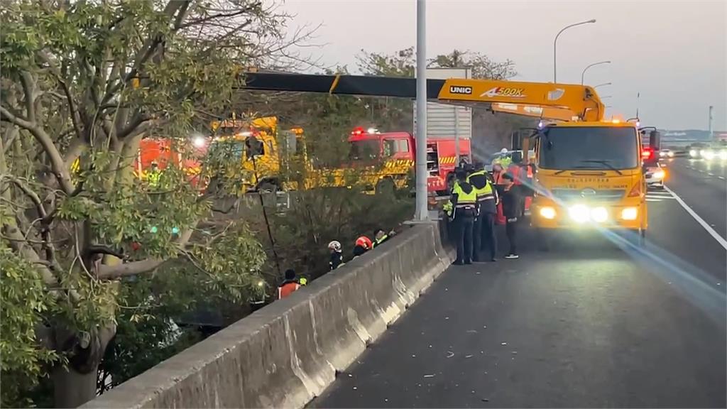 貨車衝匝道邊坡撞成火球! 車身分離2人死亡