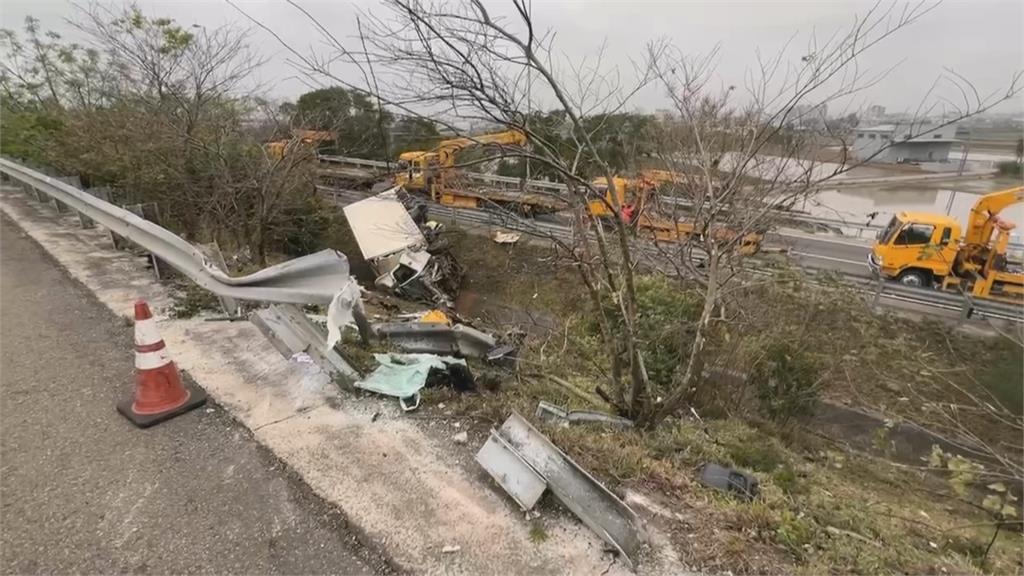 苗栗貨車撞計程車　2車齊摔邊坡　台中進口車超車失控　變連環撞