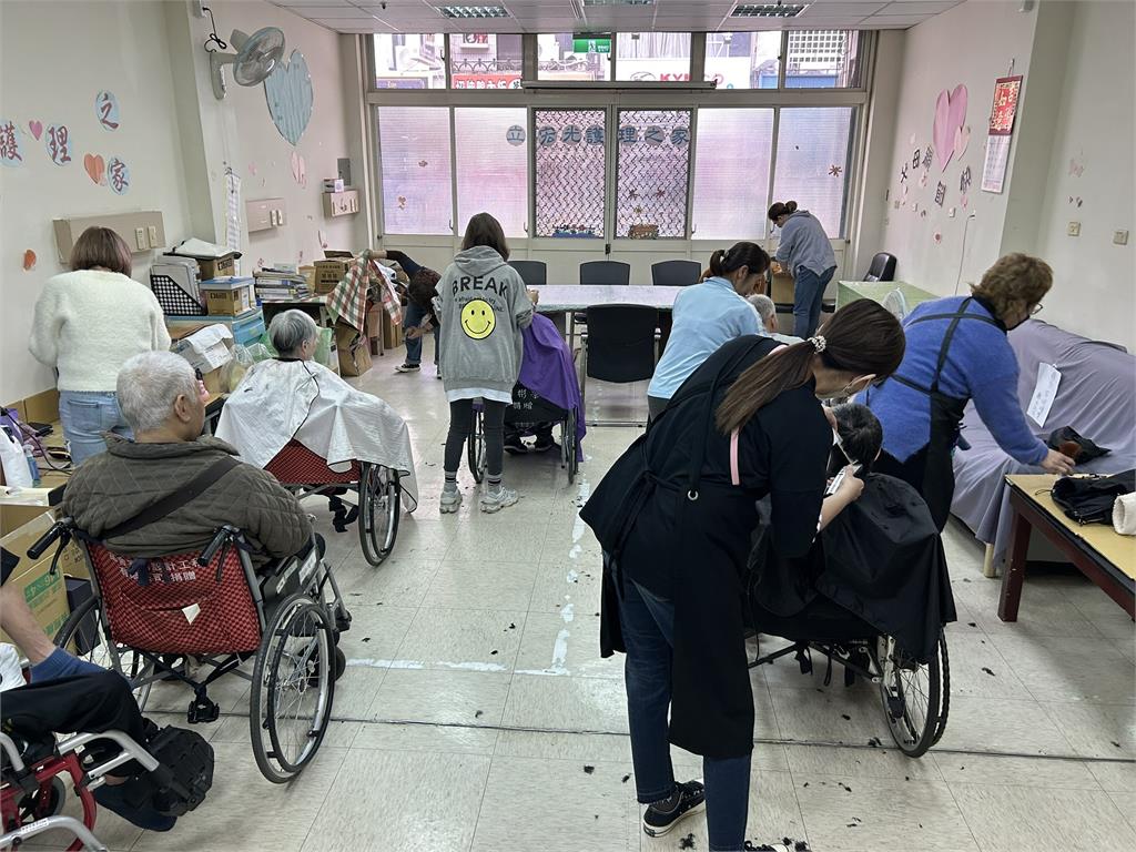 快新聞/冬日送暖!沈發惠、綠苗縣黨部合辦義剪活動 替長者修整頭髮