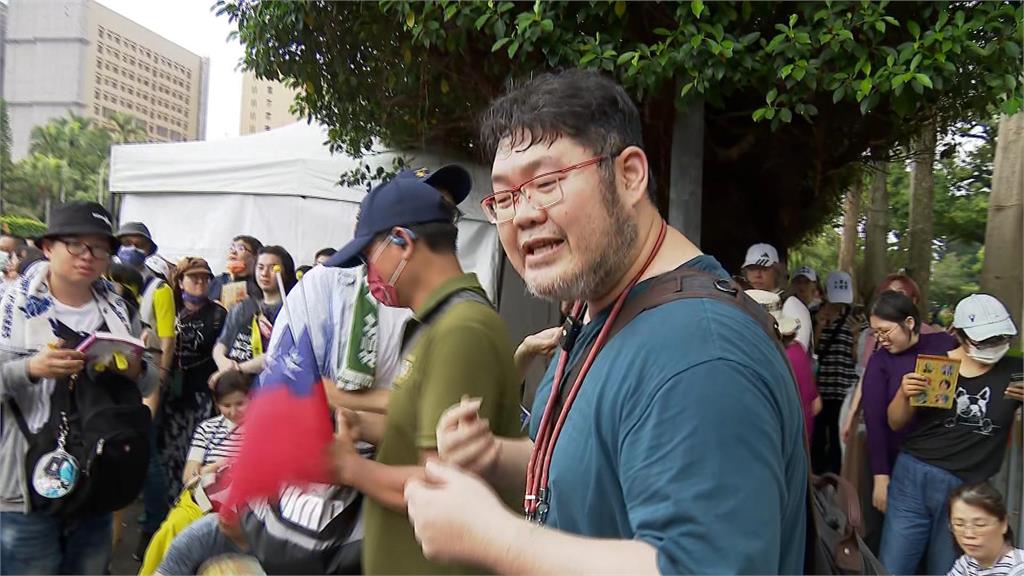四叉貓北檢外直播遭藍營支持者攻擊　衝高抖內收入超車館長奪冠