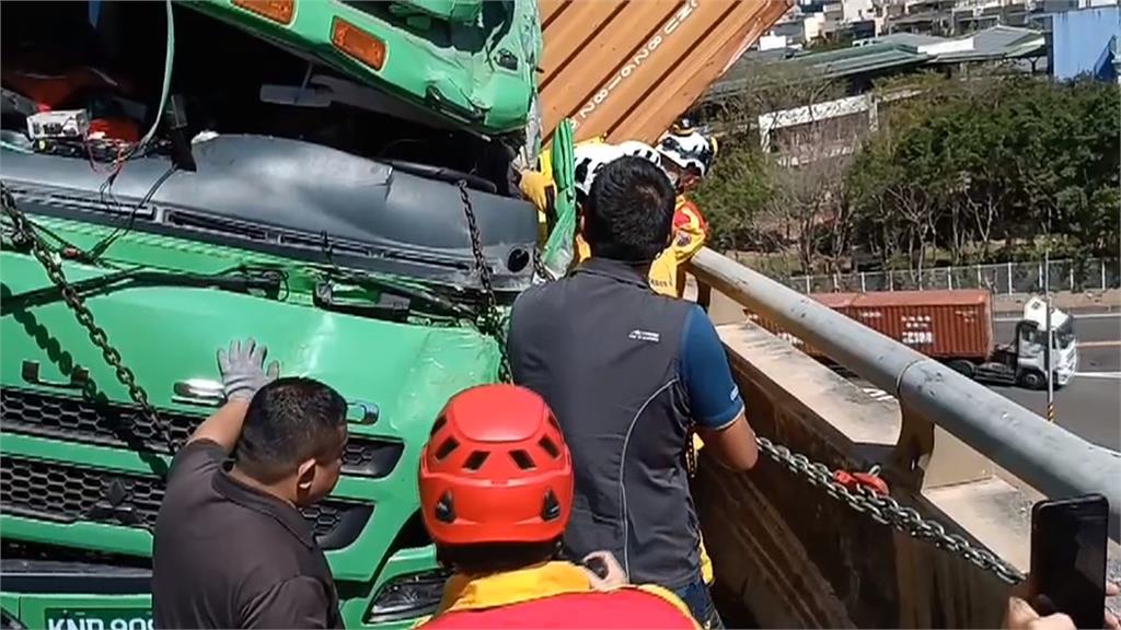 快掉下去了!貨櫃車國道自撞 車身懸空護欄上、駕駛一度受困