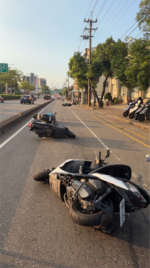 最新／台中5車連撞！一排機車側躺台灣大道　6人倒地受傷