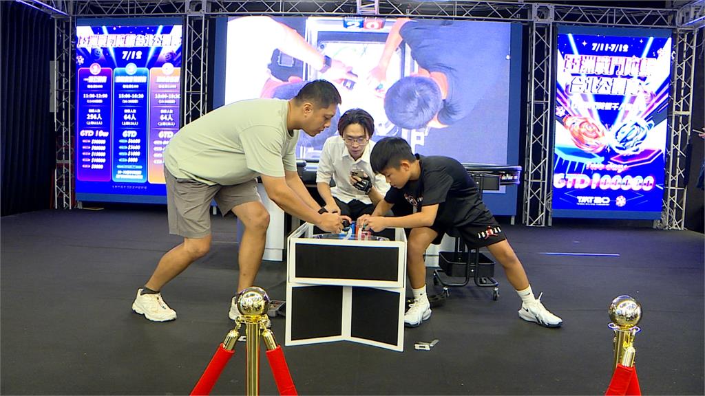 颱風延賽戰鬥陀螺照樣熱血！　11歲弟弟差點封王「他」笑納3萬獎金