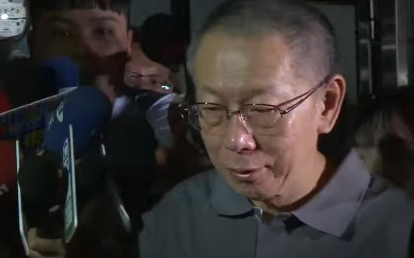 快新聞／柯文哲走出新竹老家！小草夾道簇擁　激動狂喊：阿北加油清清白白