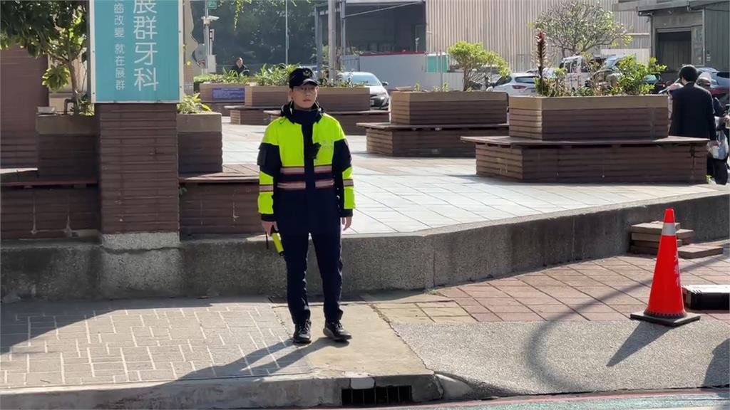 暖！男童過馬路「警跟後頭守護」　本尊現身接受表揚