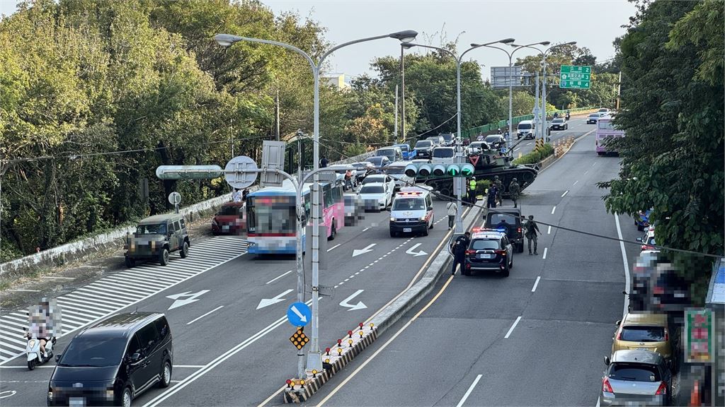 快新聞／戰車撞分隔島！苗栗台13線驚見CM11卡路中　軍方回應了：「這系統」故障