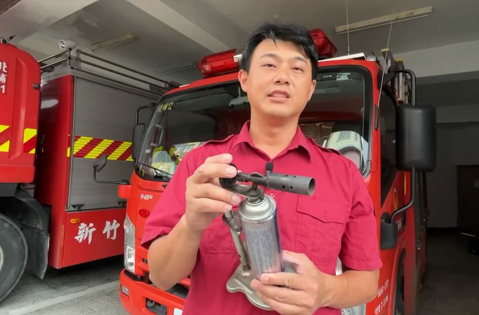 北埔老街攤位火燒 「蓋報紙」滅火卻越燒越大