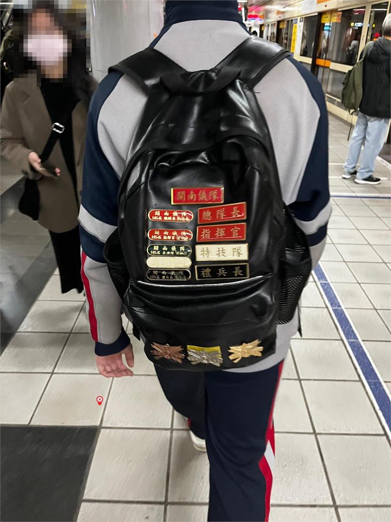 搭捷運驚遇「總隊長」微服出巡!往下看頭銜更狂…兩排勳章走路有風