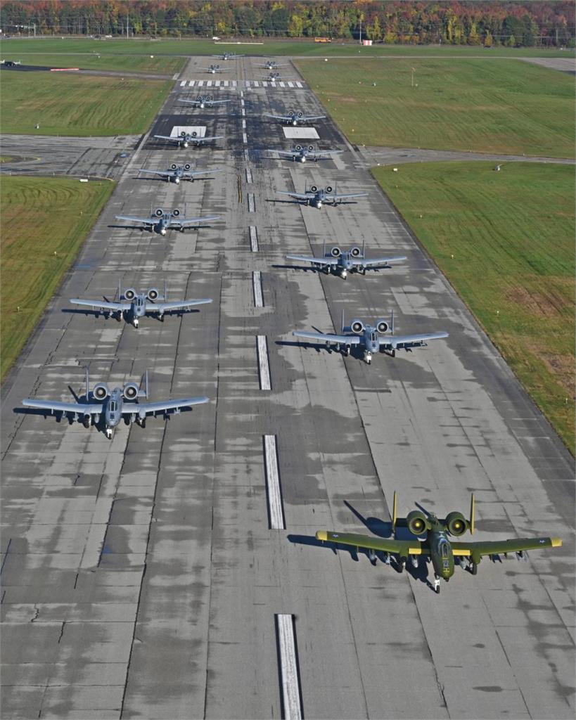 16架美A-10C攻擊機「大象漫步」超壯觀！指揮官：我知道敵人在看