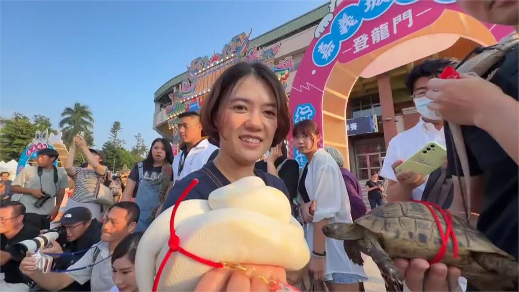 嘉義城隍廟寵物平安燈「買一送一」　點毛孩平安燈贈送主人光明燈