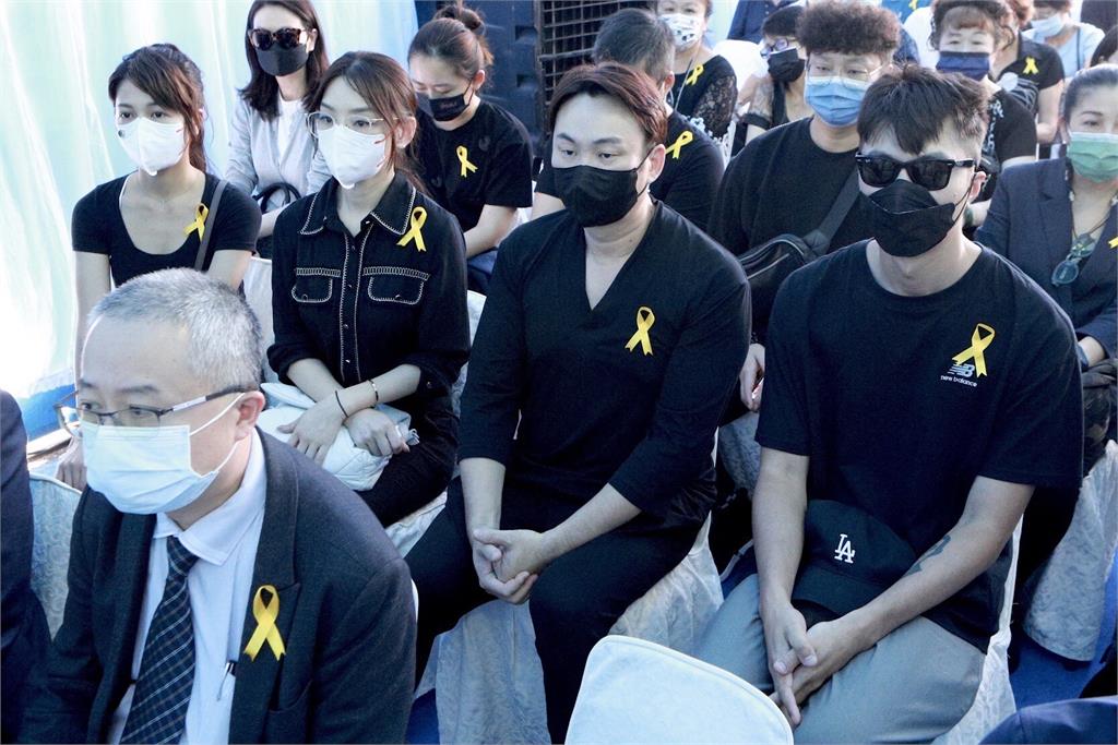 父親今告別式 侯怡君淚灑現場 蕭大陸陪伴在旁