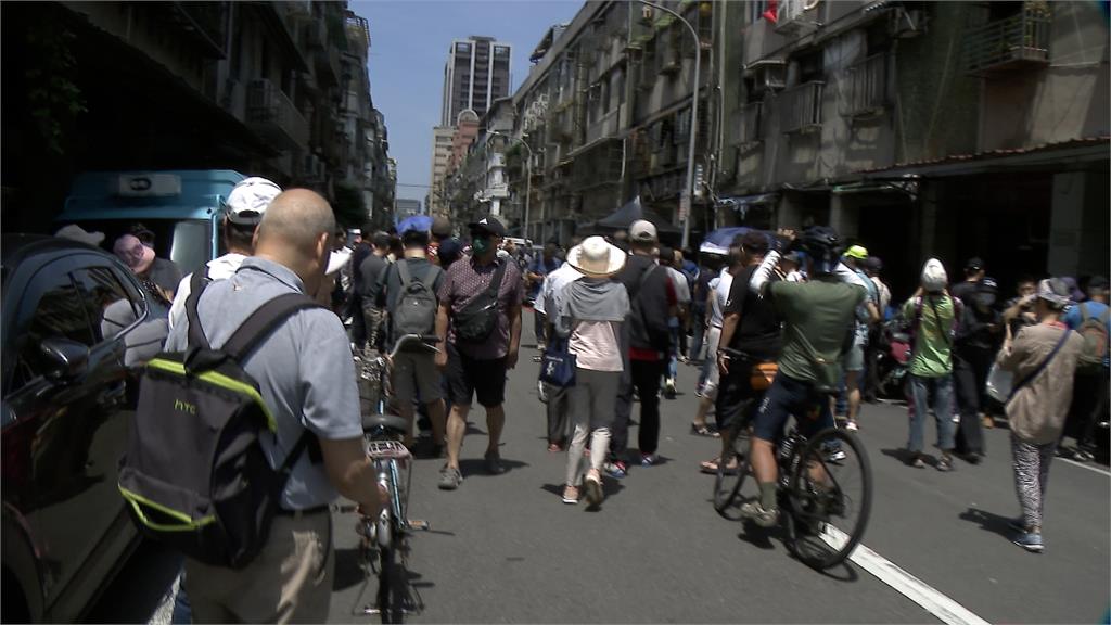 四叉貓揪團朝聖徐巧芯家　民眾湧入還自製標語