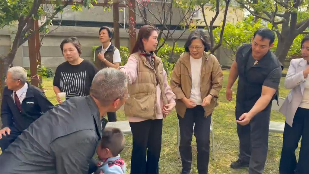 蔡英文抵台中豐原 重返昔日租屋處探視 老鄰居
