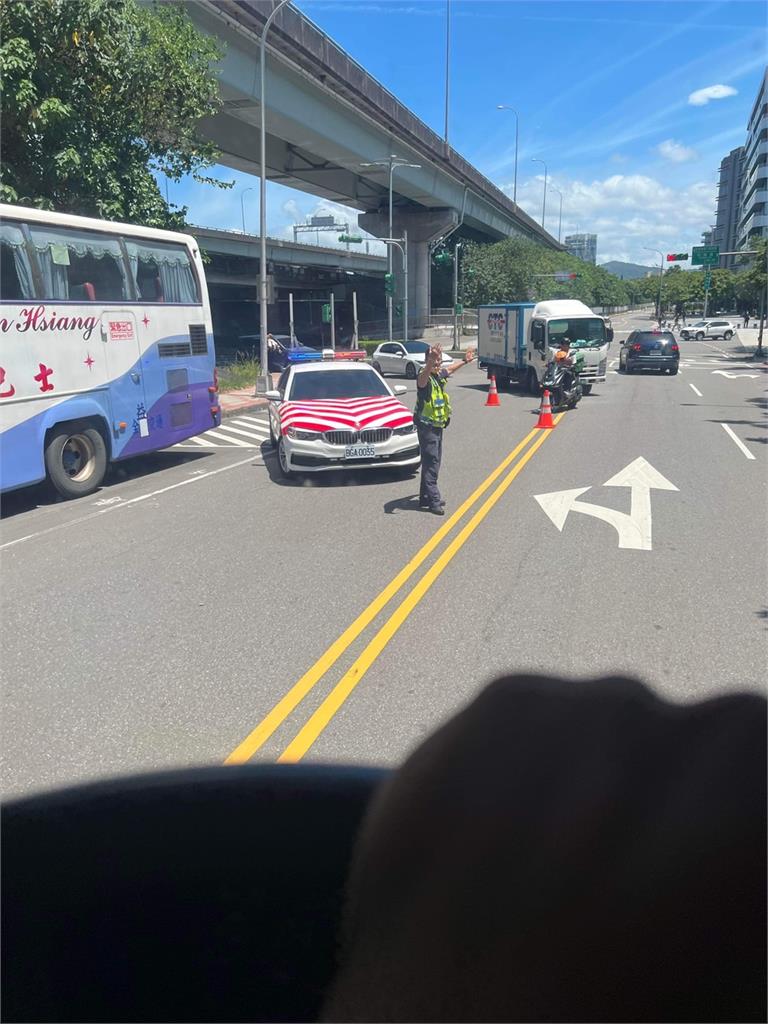 快新聞／汐止五股高架車禍   駕駛被撞出車外掉落高架命危送醫 