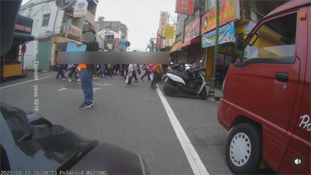 學童集體橫越馬路 騎士大嘆:從小養成「用肉體擋車」