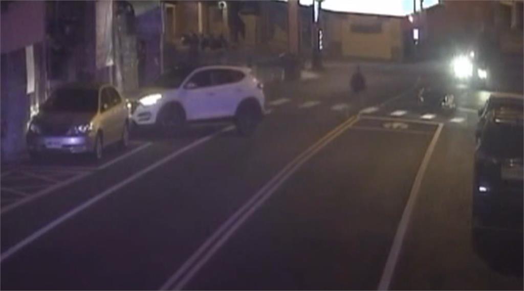 酒駕出"撞"況! 苗栗機車左轉遭逆向車擊落 騎士慘噴飛