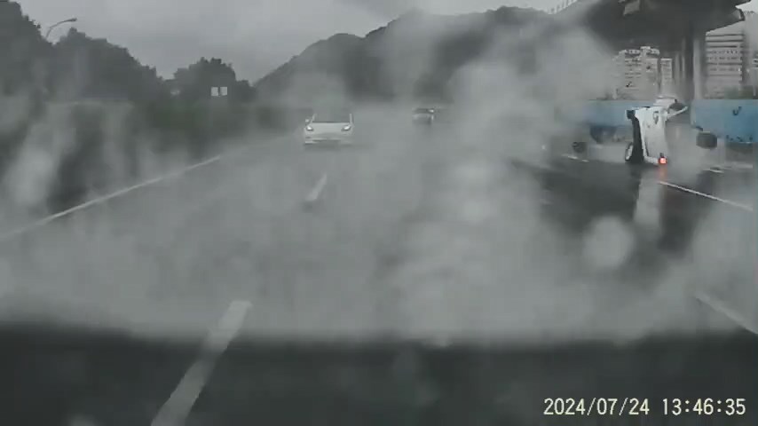 颱風天在國道狂飆!特斯拉「失控打滑撞護欄」翻滾一圈 網罵:是開戰車逆