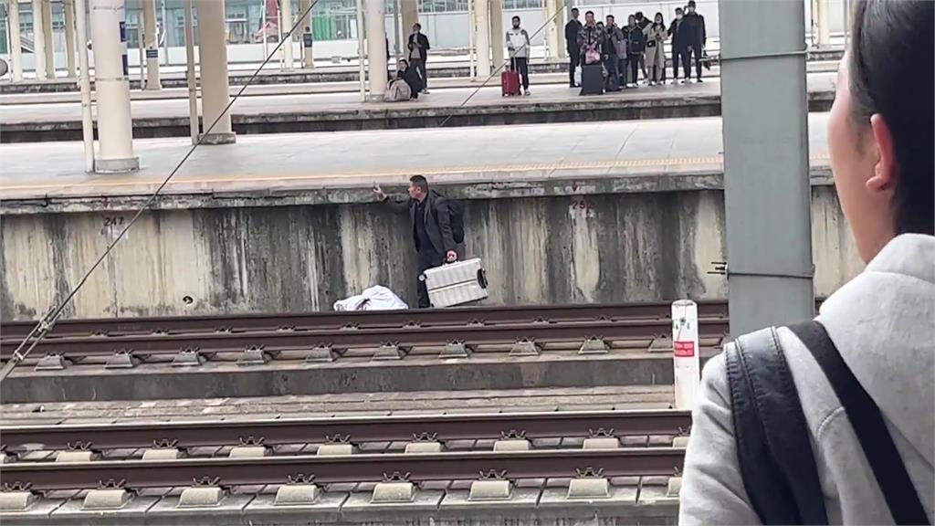 朱自清《背影》真實上演？中國男提行李欲「橫穿鐵軌」　等車民眾全嚇歪