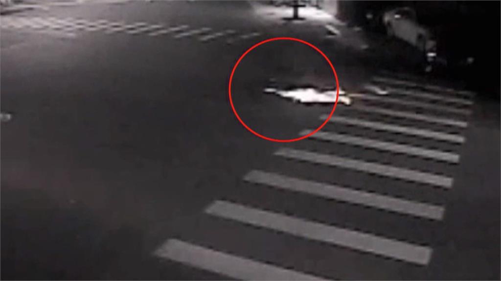 車行老闆橫越馬路遭撞飛亡 身分竟是台版"豆豆先生"