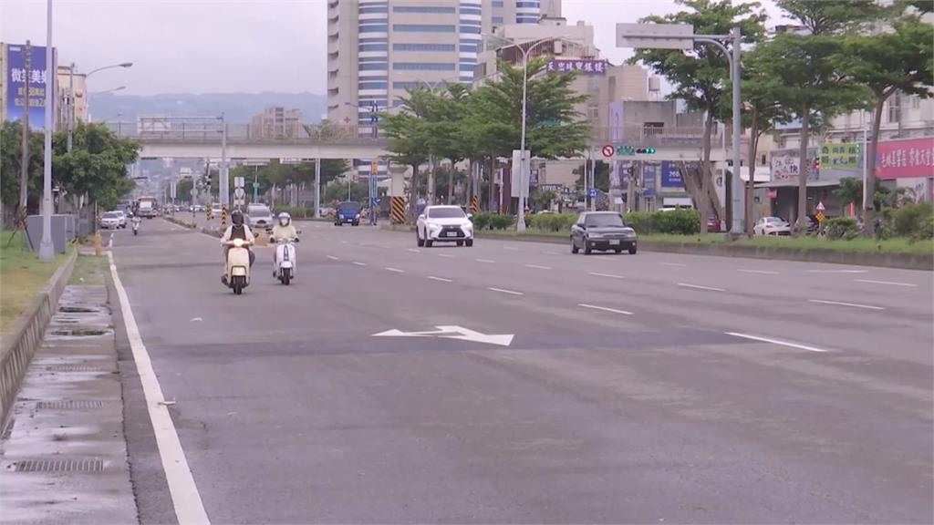 司機不滿「騎在快車道」下車怒嗆 公車無故驟停最高可罰36000元