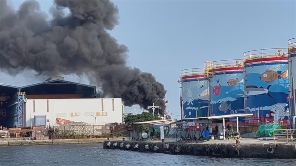 高雄旗津停岸小型貨櫃輪起火　船上9外籍移工安全撤離