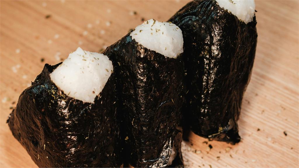 他疑惑日本超商「這款飯糰」遭狂捧封神！「明明沒味道」網解答關鍵：可救命