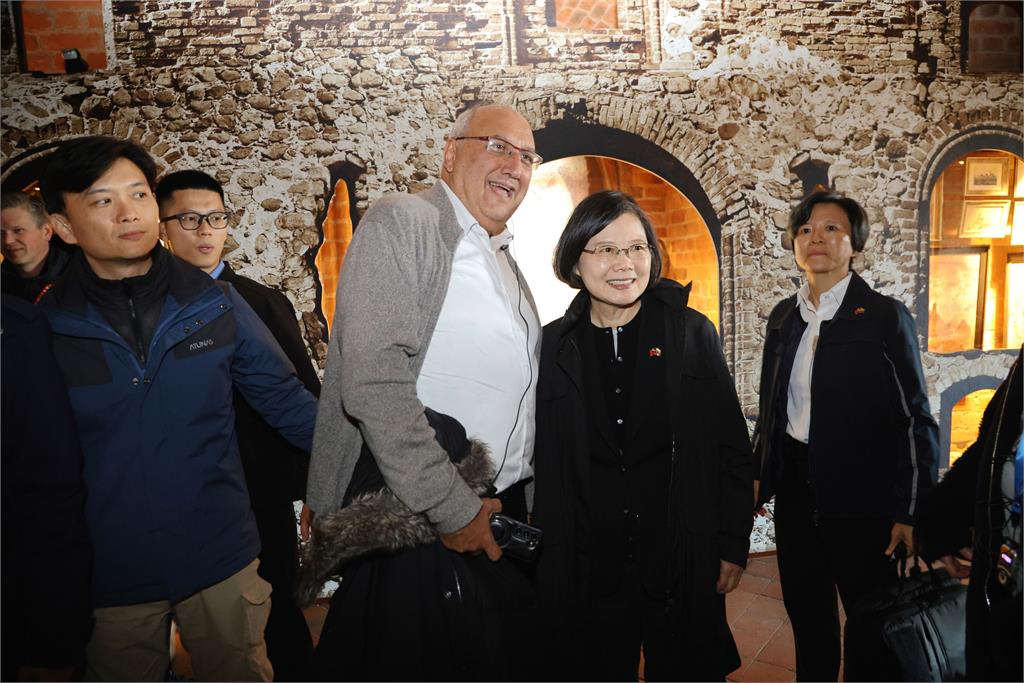 快新聞/蔡英文轉圈許願「國泰民安」 送小泡芙給留學生好奇問:一次吃幾包?