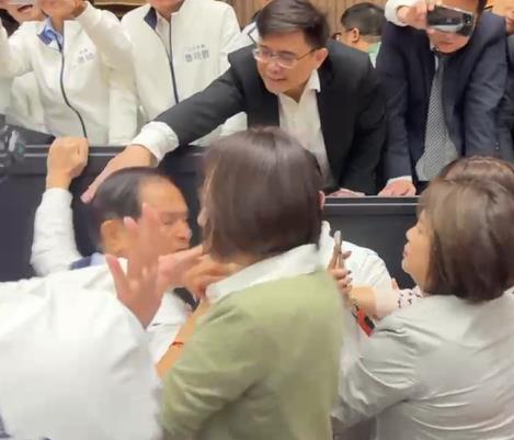 快新聞/鄭天財竟喊「戒嚴是保護台灣」 邱議瑩淚訴:美麗島事件受難者算什麼?