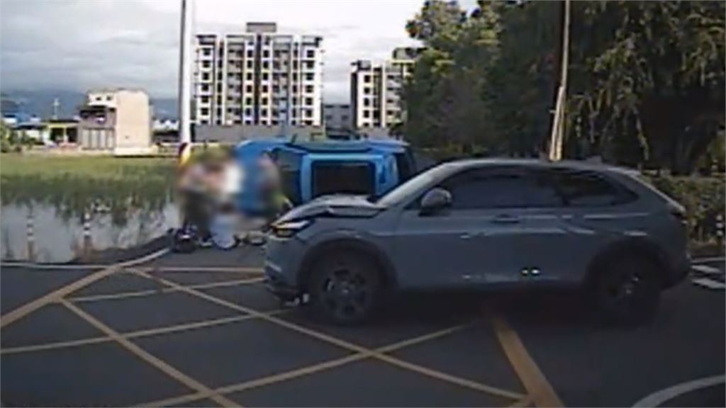 宜蘭寶媽載3孩上學遭撞翻　2車共5人受傷送醫