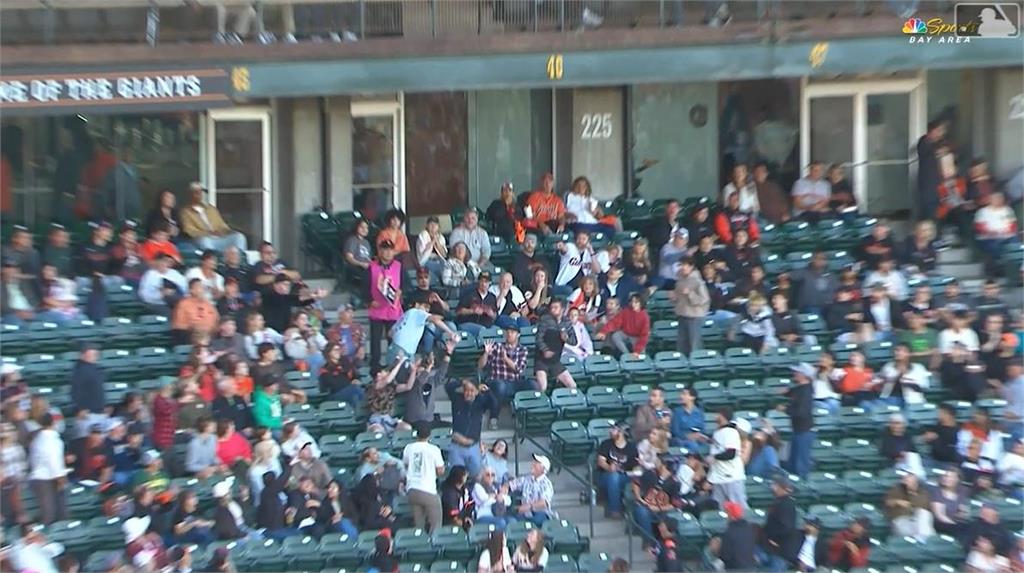MLB(影)／球場上最帥老爸！一手抱著孩子另一手反手接住界外球