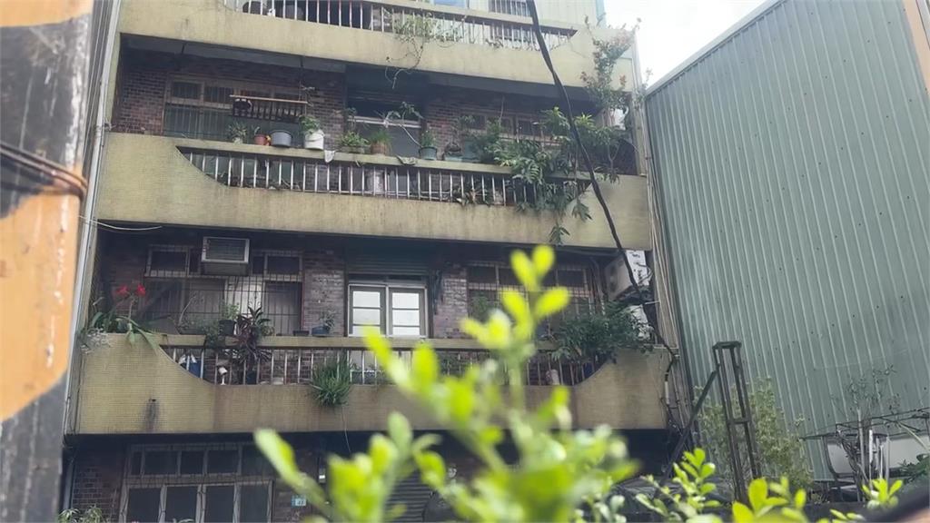兄弟漏水糾紛互鬥20年！　弟住3樓竟「出狠招」　2樓天花板變瀑布