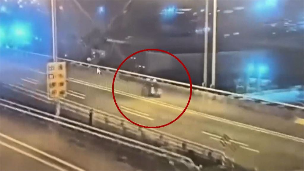 離奇！騎車誤闖國1高架段　騎士棄車縱身跳下橋送醫不治