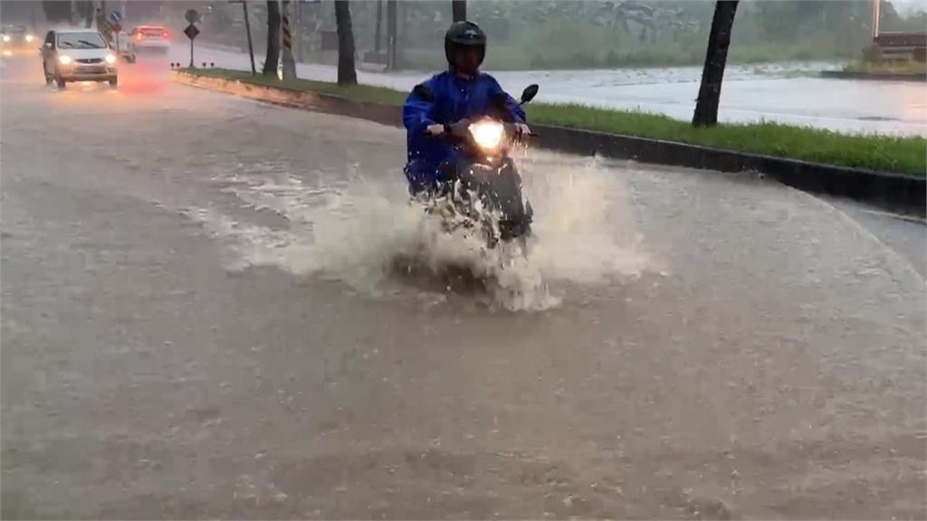 暴雨狂炸南投竹山！　居民急裝鐵皮擋水「家門前成小河」