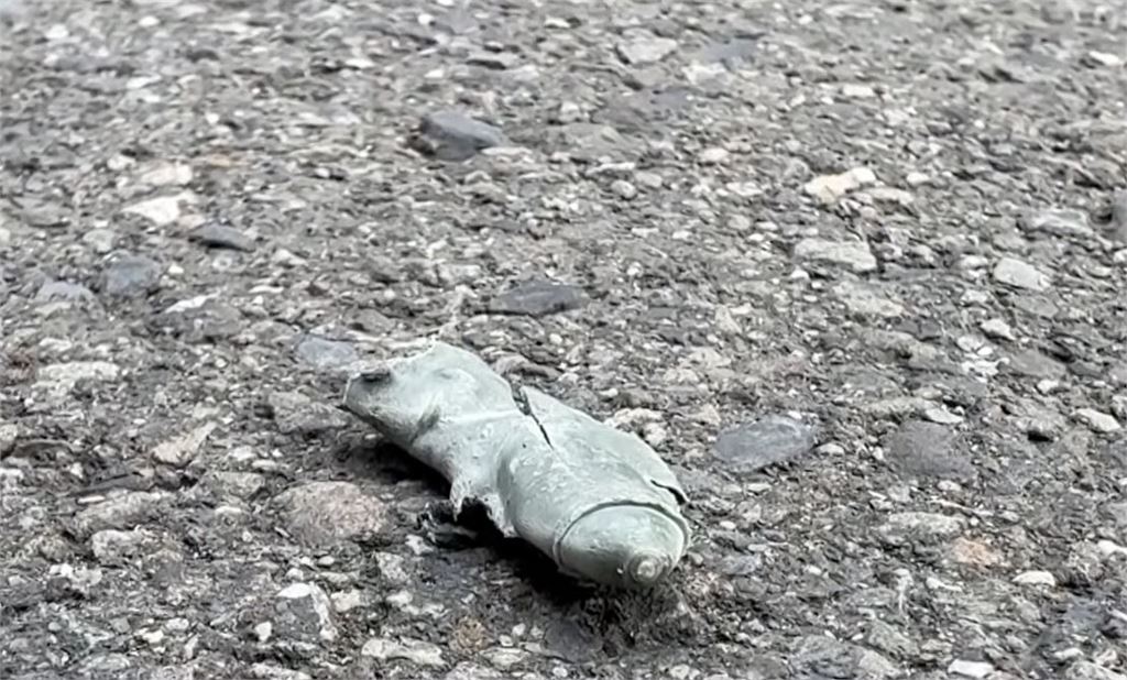國民黨議員候選人掃街出事了！自由女神式「單手騎車放鞭炮」下秒炸傷路人畫面曝光